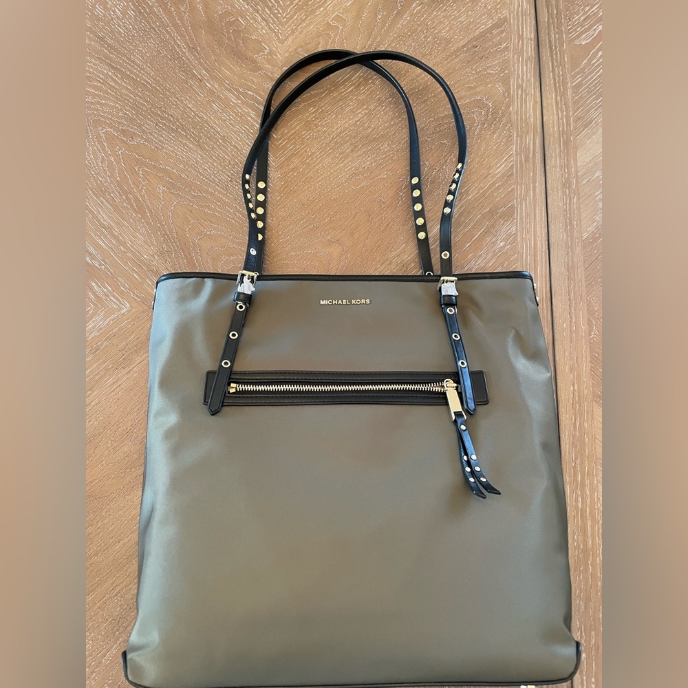New Authentic Michael Kors Leila Olive
Green Large Nylon Tote Bag